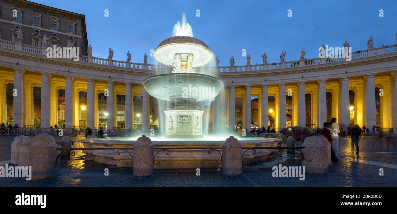 Una splendida fontana in Piazza San Pietro durante il tramonto. Foto Stock