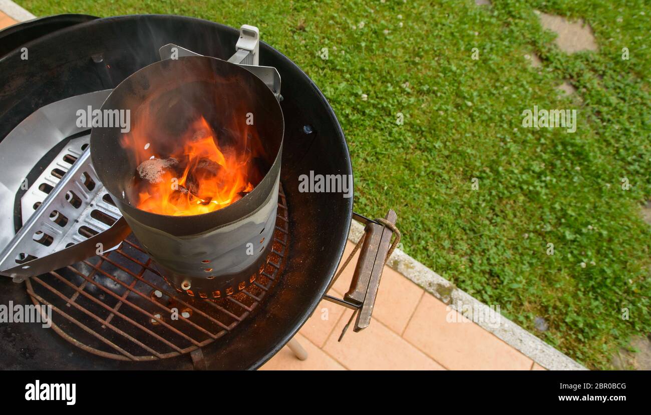 La preparazione di bricchetta e barbecue per grigliare carne Foto Stock