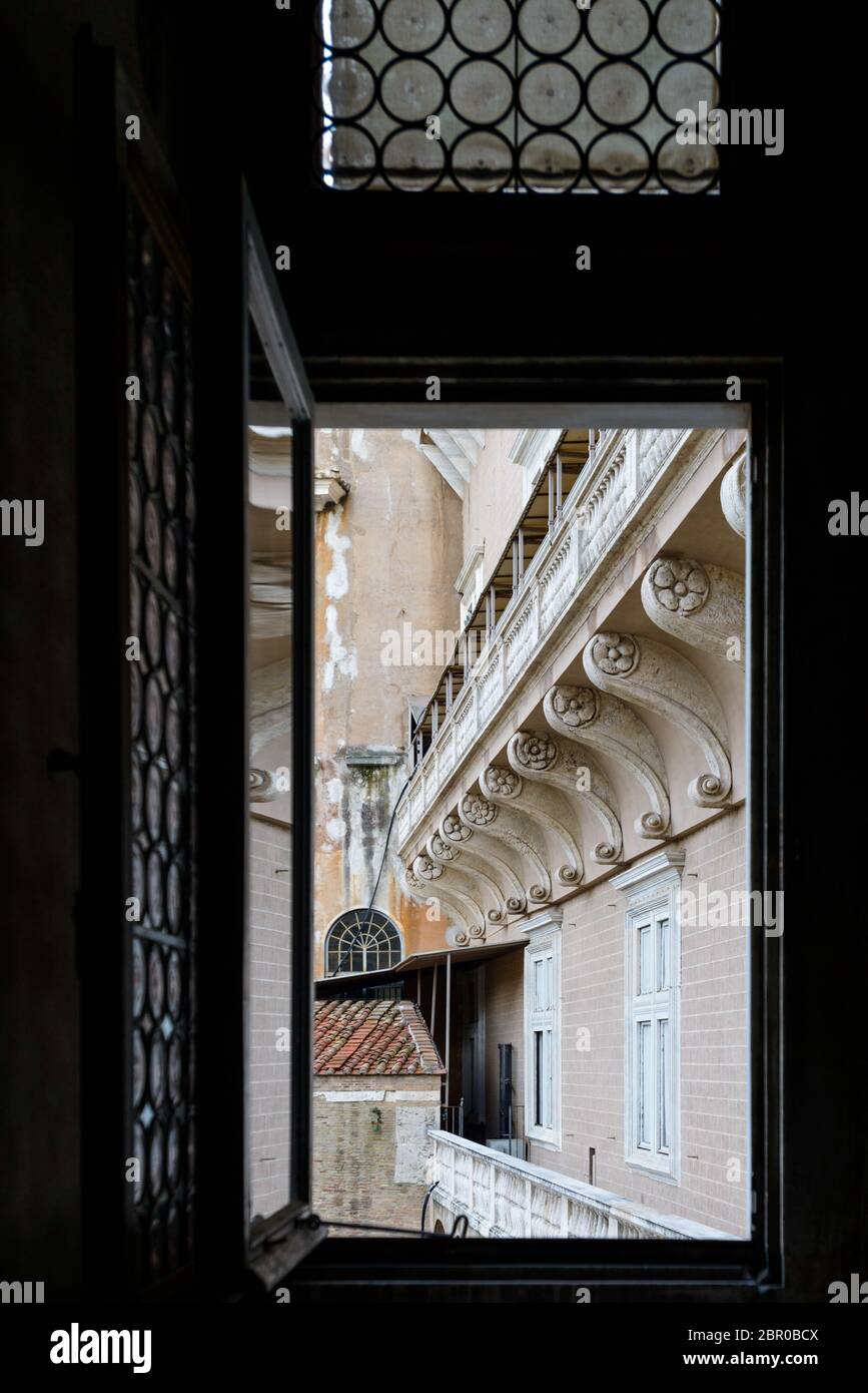 Una bella finestra, fuori da un'antica architettura Foto Stock