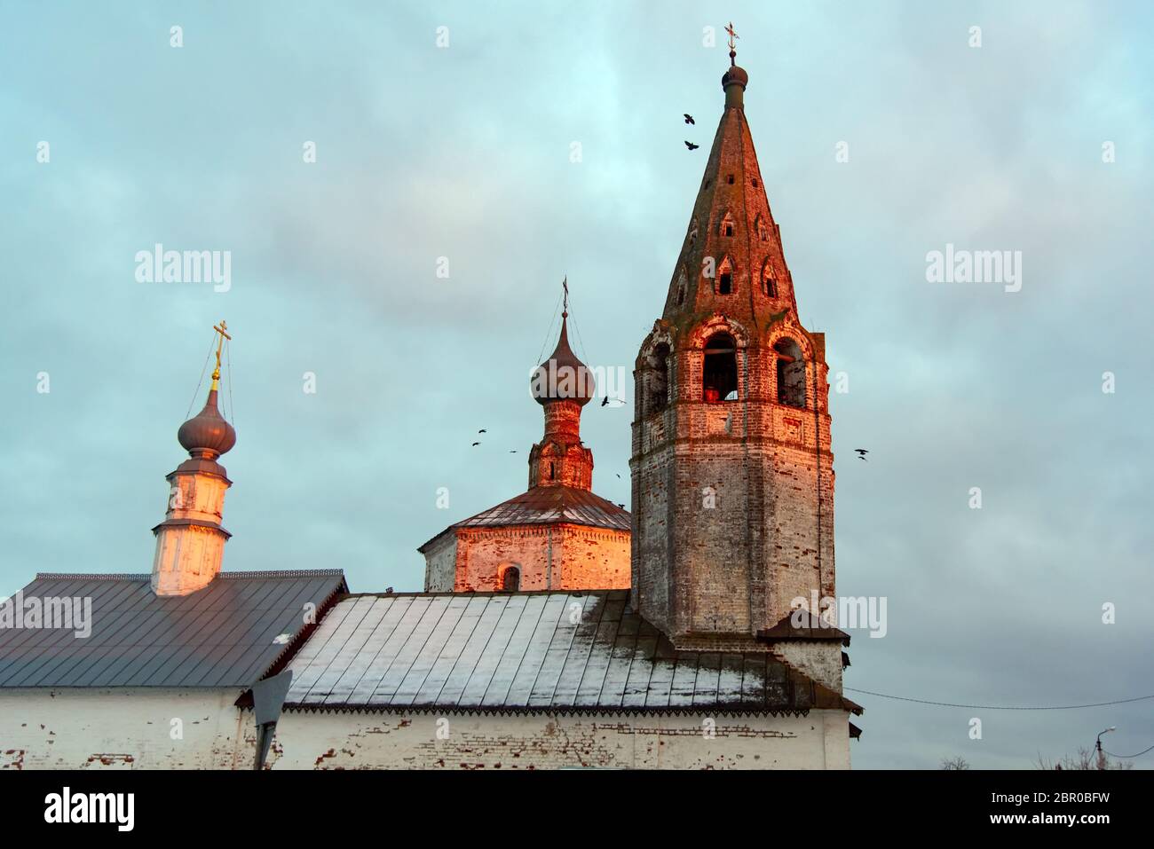 Cupole ortodosse a Suzdal, Russia. I monumenti bianchi di Vladimir e Suzdal nella Federazione Russa. L'anello d'oro della Russia. Foto Stock