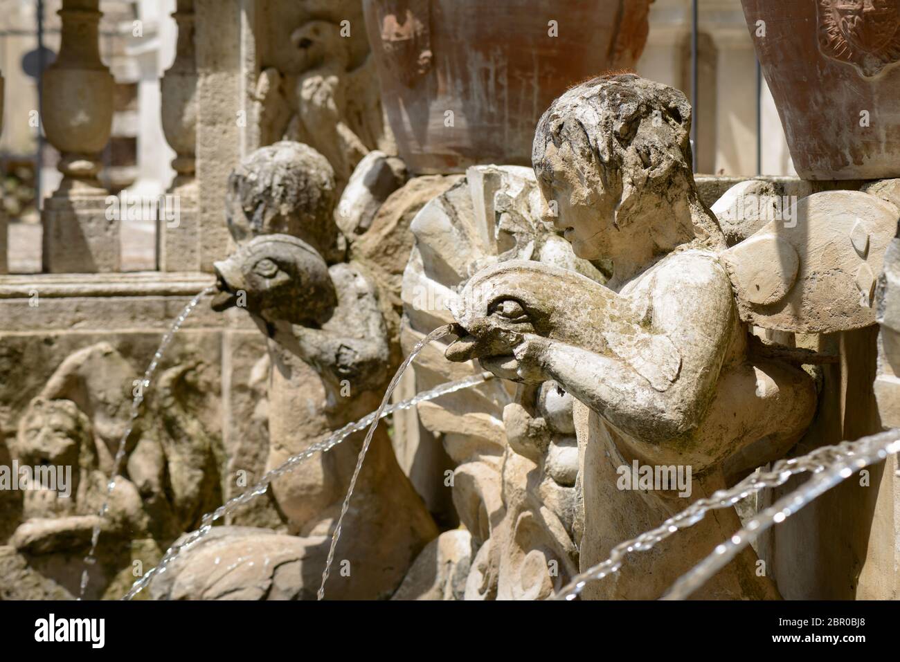 Particolare di una fontana, Angelo statua, in Tivoli, Italia Foto Stock