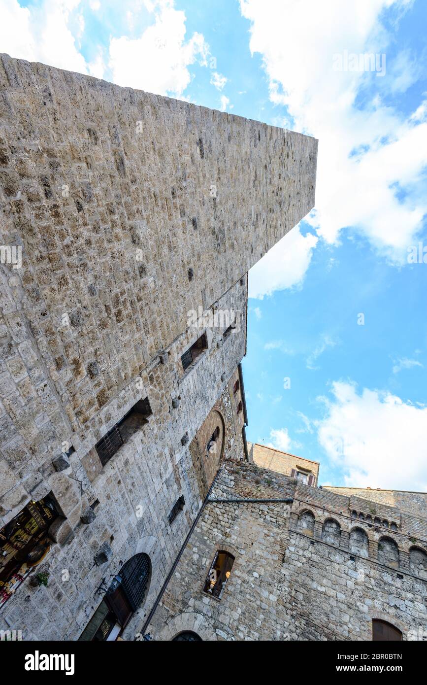 Edifici del medievale centro di San Gimignano in Toscana, Italia Foto Stock