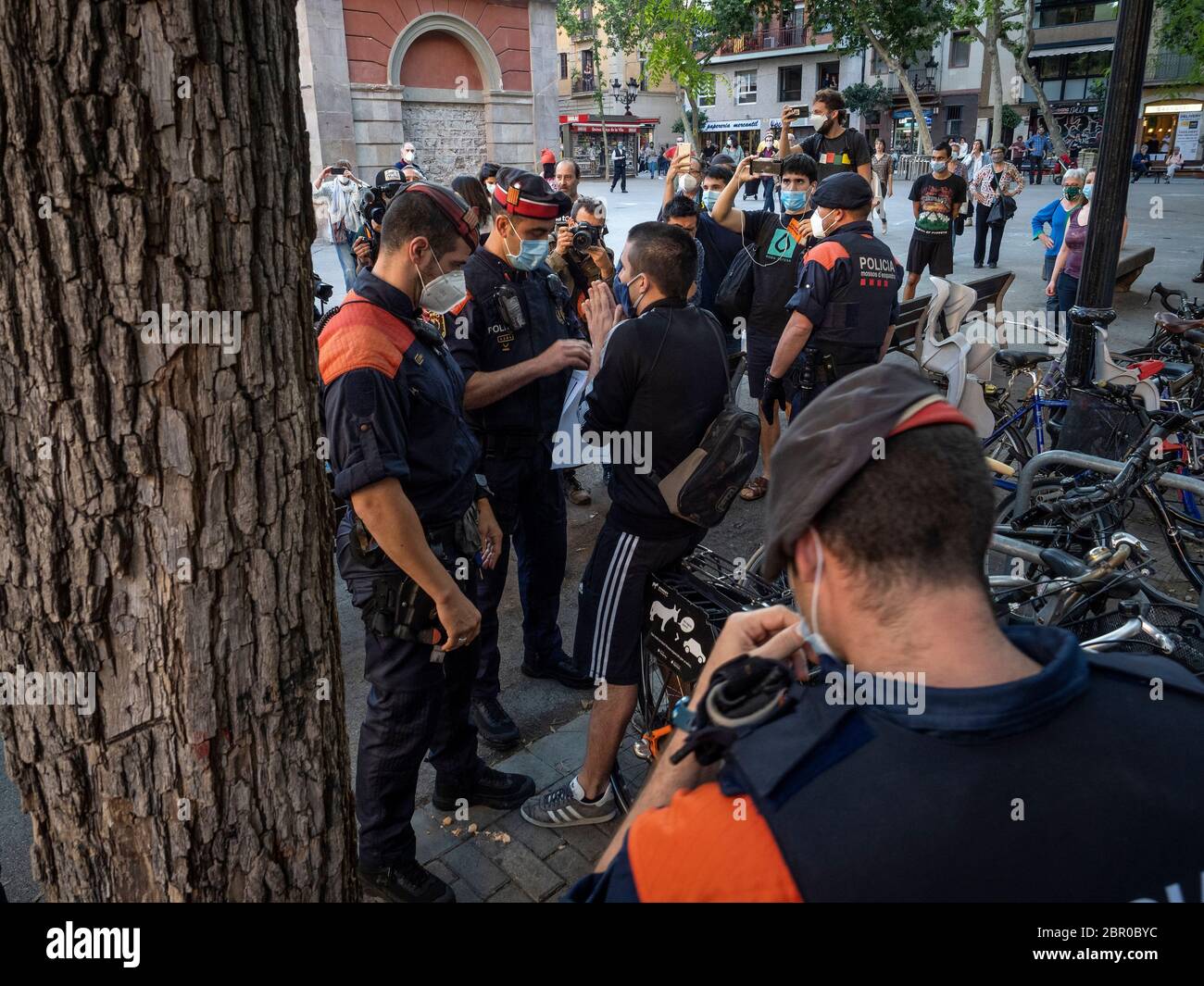 Barcellona, Spagna. 19 maggio 2020. Prima protesta a Barcellona con momenti di tensione con la polizia. C'era un detenuto e molti identificati dalla polizia (Mossos d'Esquadra) 'la crisi sanitaria della pandemia da COVID-19 ha portato ad una nuova crisi sociale sulla classe operaia e la risposta dei governi è stata il controllo sociale e il salvataggio di grandi capitali prima della gente. Ma non pagheremo per questa crisi." Credit: dani codina/Alamy Live News Foto Stock