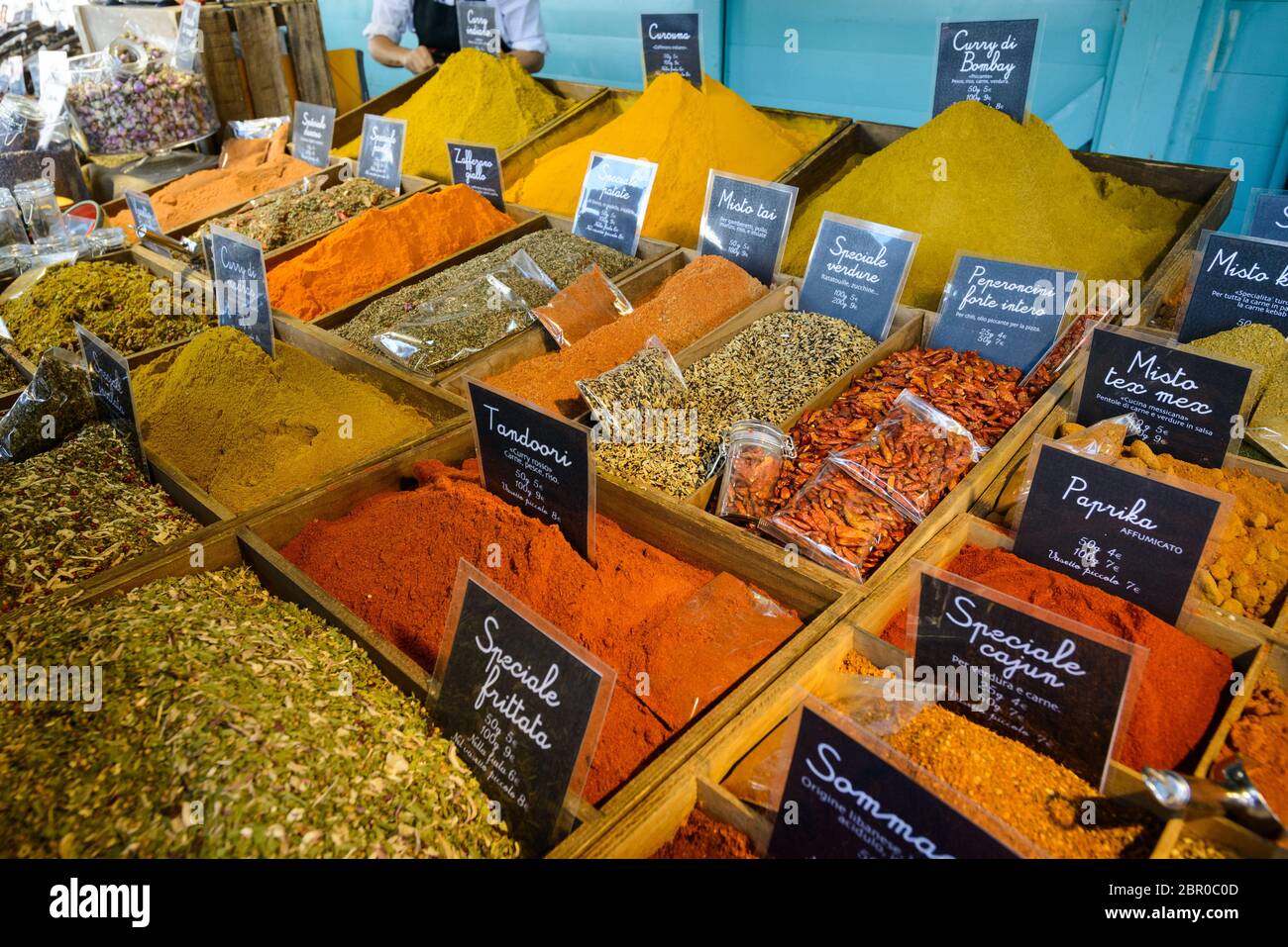 Un sacco di spezie colorate e tè in una strada del mercato di Firenze Foto Stock