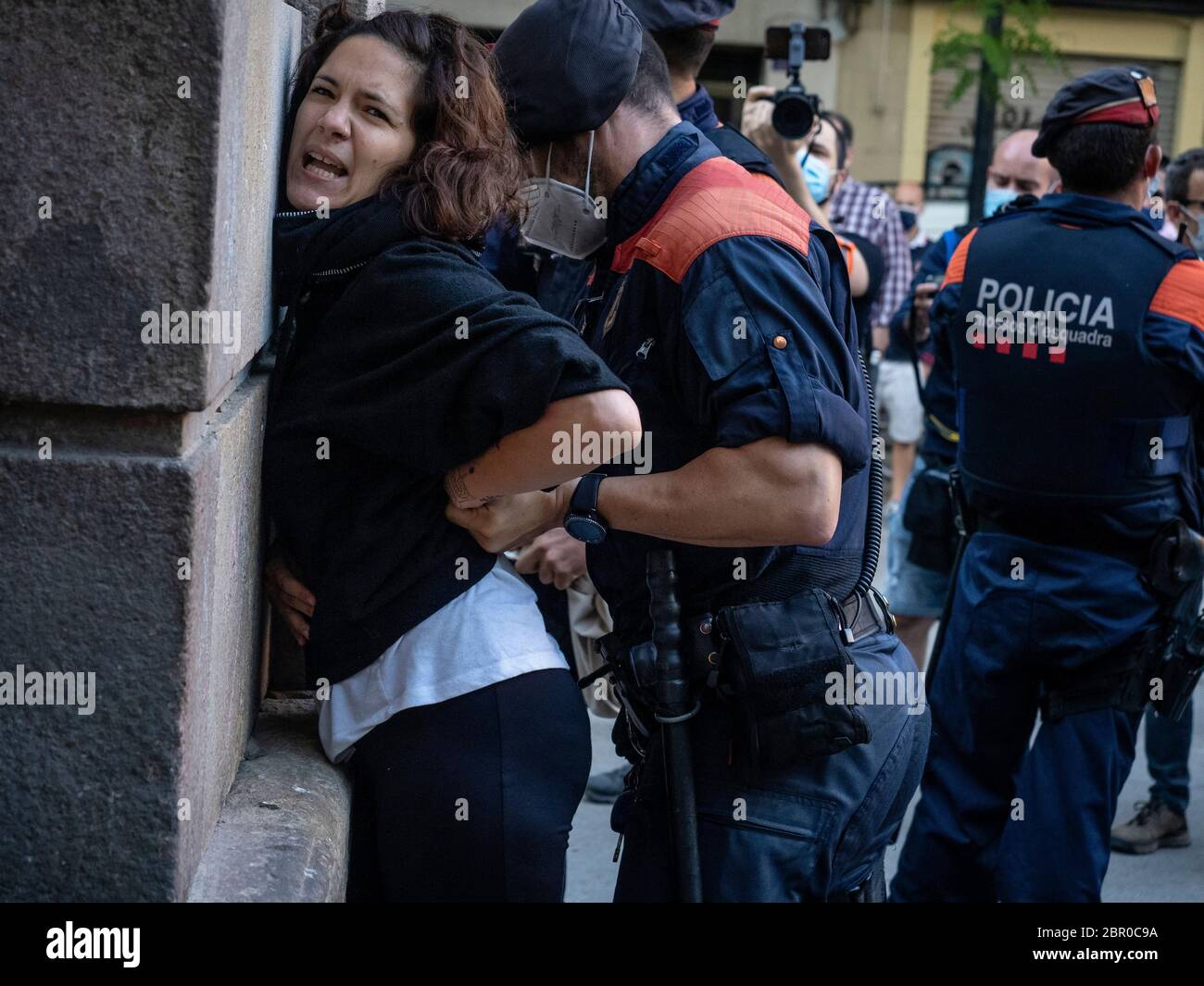 Barcellona, Spagna. 19 maggio 2020. Prima protesta a Barcellona con momenti di tensione con la polizia. C'era un detenuto e molti identificati dalla polizia (Mossos d'Esquadra) 'la crisi sanitaria della pandemia da COVID-19 ha portato ad una nuova crisi sociale sulla classe operaia e la risposta dei governi è stata il controllo sociale e il salvataggio di grandi capitali prima della gente. Ma non pagheremo per questa crisi." Credit: dani codina/Alamy Live News Foto Stock