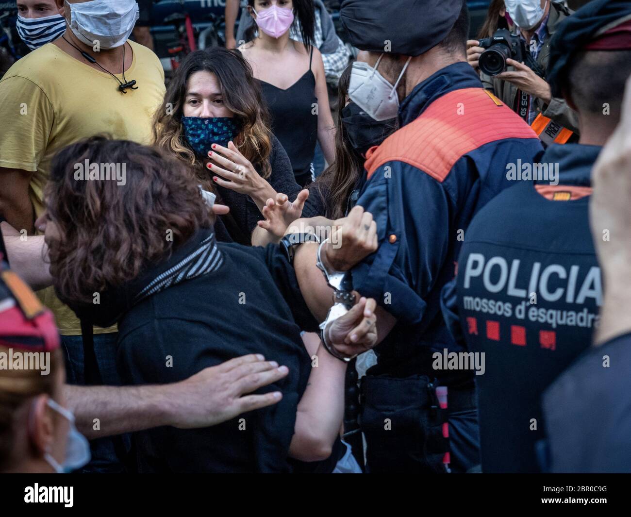 Barcellona, Spagna. 19 maggio 2020. Prima protesta a Barcellona con momenti di tensione con la polizia. C'era un detenuto e molti identificati dalla polizia (Mossos d'Esquadra) 'la crisi sanitaria della pandemia da COVID-19 ha portato ad una nuova crisi sociale sulla classe operaia e la risposta dei governi è stata il controllo sociale e il salvataggio di grandi capitali prima della gente. Ma non pagheremo per questa crisi." Credit: dani codina/Alamy Live News Foto Stock