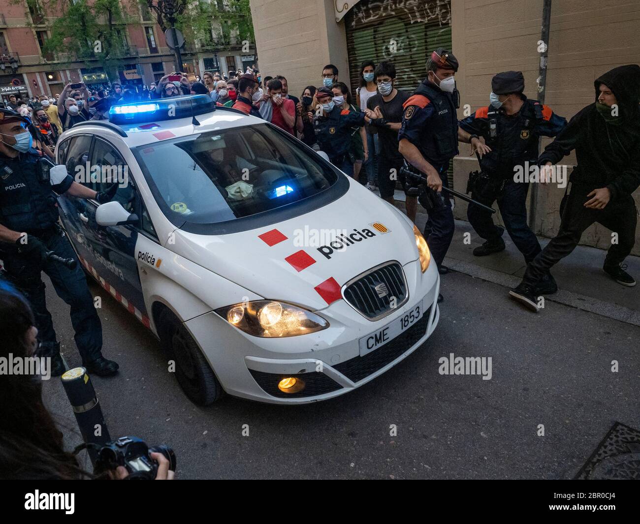 Barcellona, Spagna. 19 maggio 2020. Prima protesta a Barcellona con momenti di tensione con la polizia. C'era un detenuto e molti identificati dalla polizia (Mossos d'Esquadra) 'la crisi sanitaria della pandemia da COVID-19 ha portato ad una nuova crisi sociale sulla classe operaia e la risposta dei governi è stata il controllo sociale e il salvataggio di grandi capitali prima della gente. Ma non pagheremo per questa crisi." Credit: dani codina/Alamy Live News Foto Stock