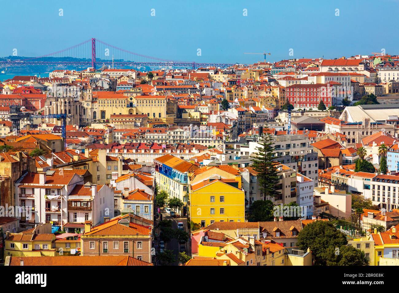 Panorama della città vecchia di Lisbona vista dal punto di osservazione Miradouro da Graca, Portogallo Foto Stock