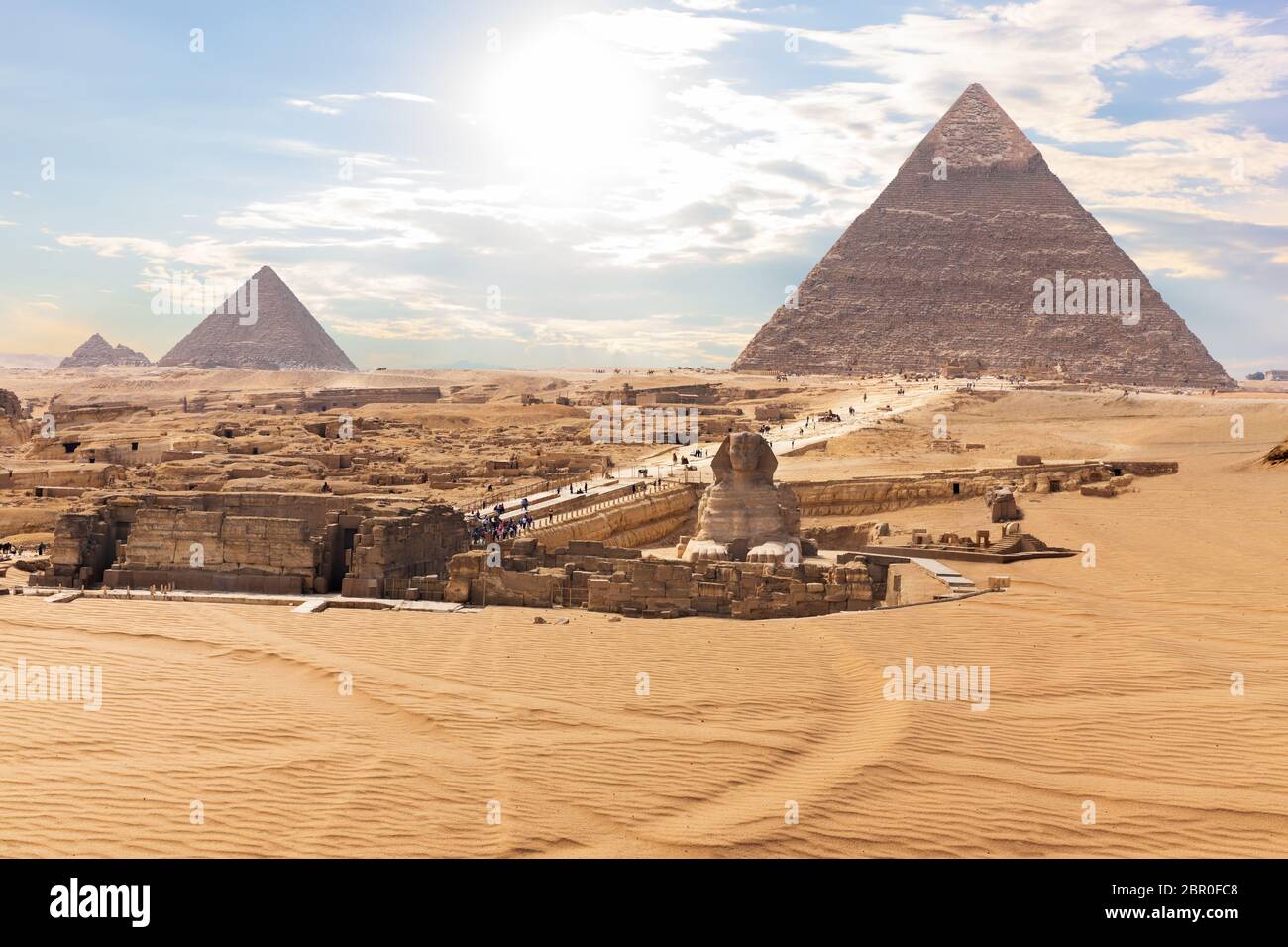 La Grande Sfinge davanti alle Piramidi di Giza in Egitto. Foto Stock
