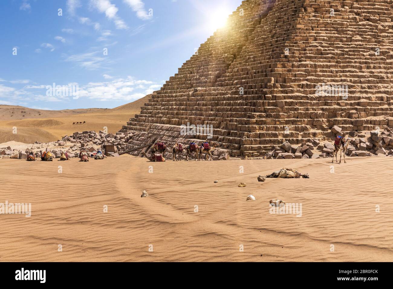 La piramide di Menkaure e cammelli di Giza in Egitto. Foto Stock