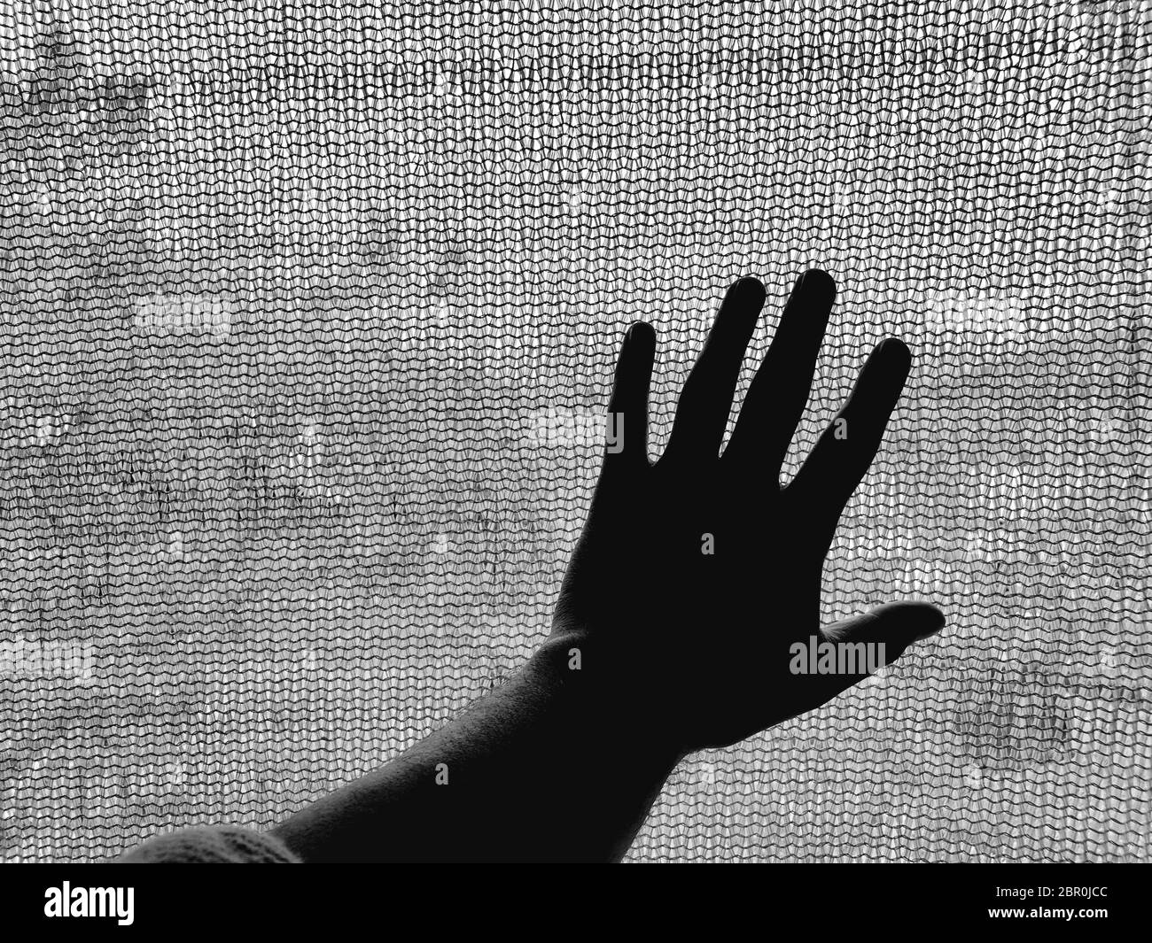 Un uomo è triste, impotente, depresso, in tensione pensa a coronavirus.Corona o cover-19 rimanere a casa sintomi pandemici virus mortale febbre tosse che copre m Foto Stock