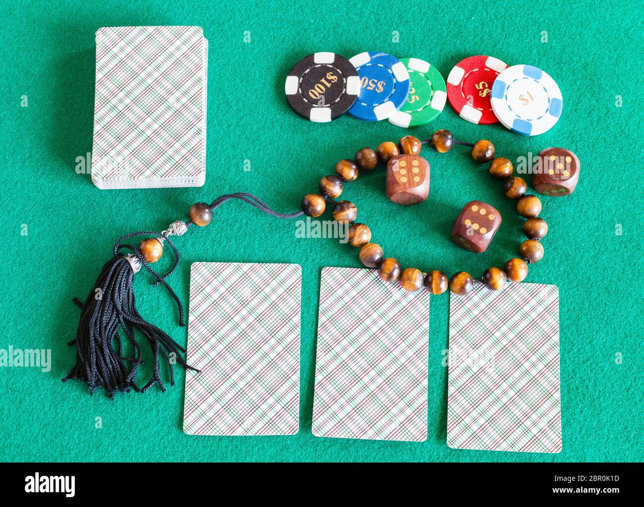 Vista dall'alto di mazzi di carte, dadi, casinò di token e preoccupazioni sfere sul verde baize tabella Foto Stock