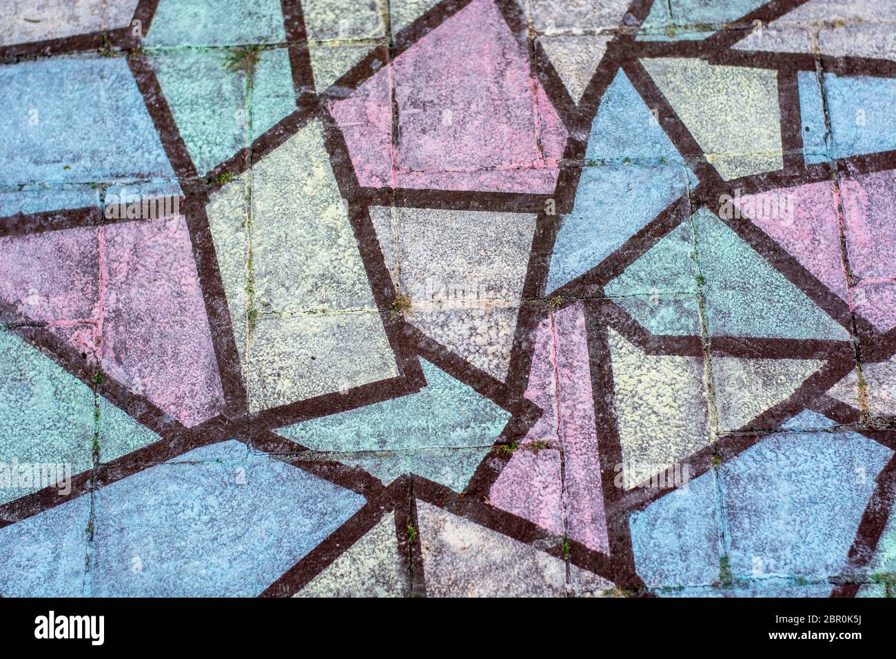 I disegni di gesso stanno schioccando in su sui marciapiedi durante la pandemia di Coronavirus covid-19. Un bel mosaico colorato gesso disegno dall'alto. Foto Stock