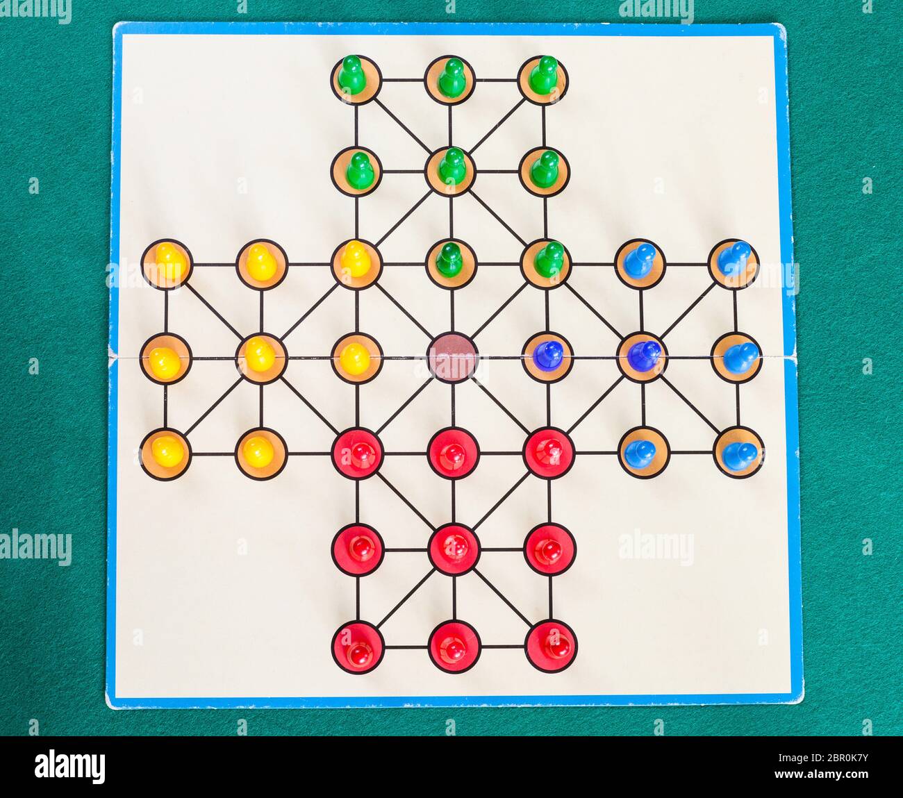 Setup di Solitario gioco di bordo sul verde baize tabella. La prima menzione del gioco possono essere identificati in Francia nel 1697 Foto Stock