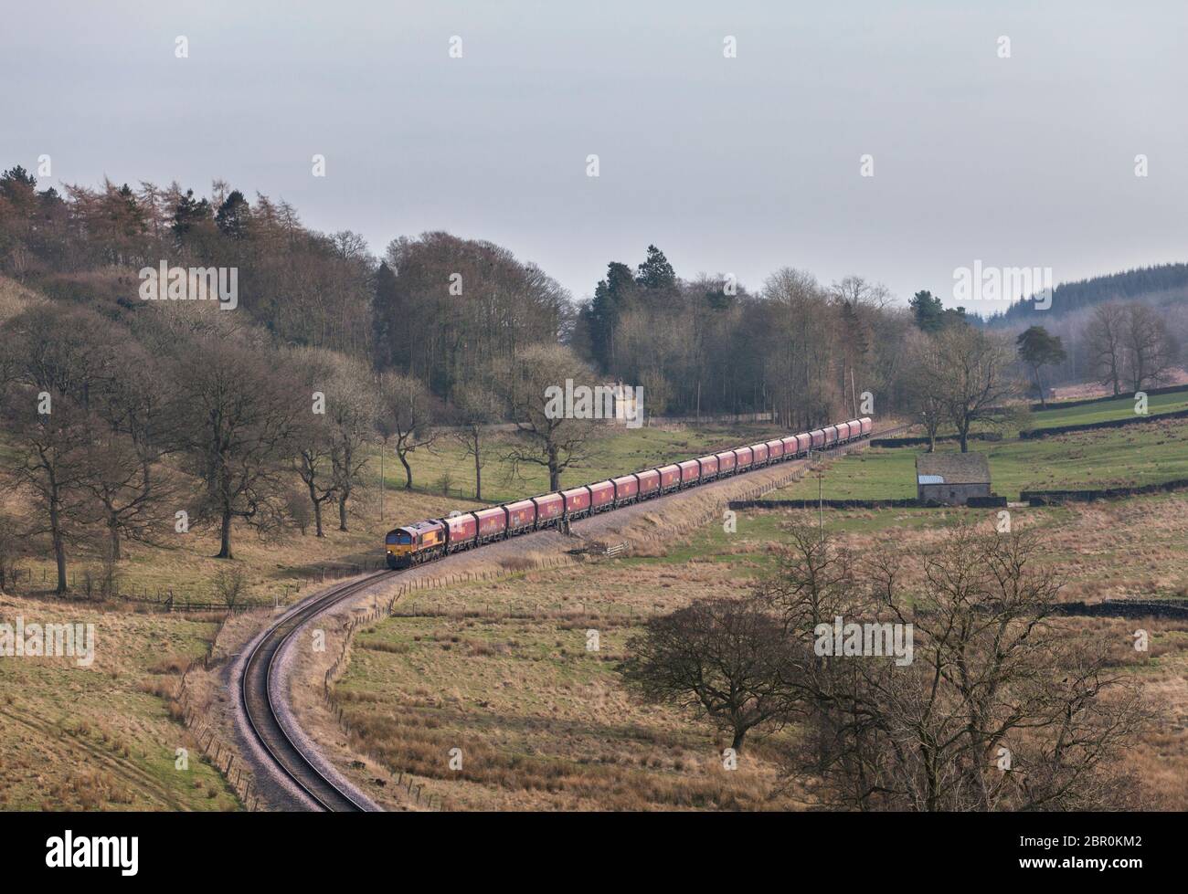 DB cargo classe 66 locomotiva 66174 trasporto di un treno di aggregati su una sola pista Rylstone solo ramo di trasporto vicino a Skipton, Yorkshire Foto Stock