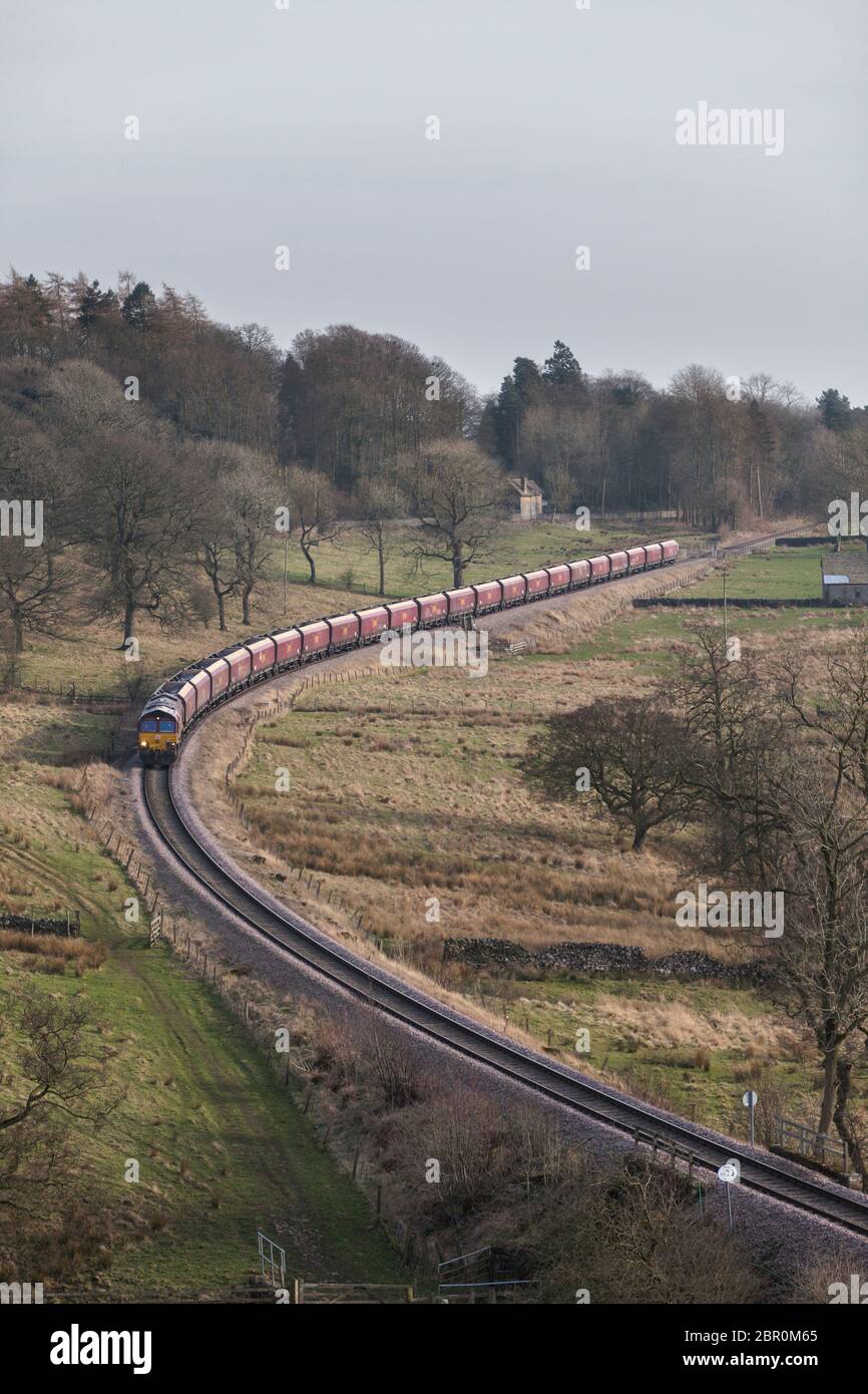 DB cargo classe 66 locomotiva 66174 trasporto di un treno di aggregati su una sola pista Rylstone solo ramo di trasporto vicino a Skipton, Yorkshire Foto Stock