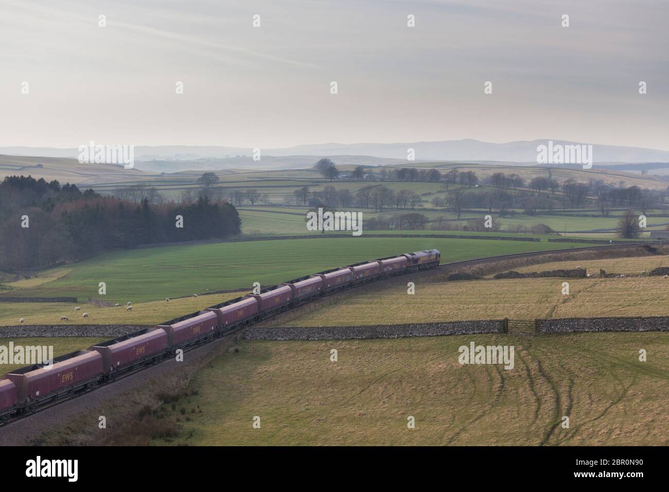 DB cargo classe 66 locomotiva 66174 trasporto di un treno di aggregati su una sola pista Rylstone solo ramo di trasporto vicino a Skipton, Yorkshire Foto Stock
