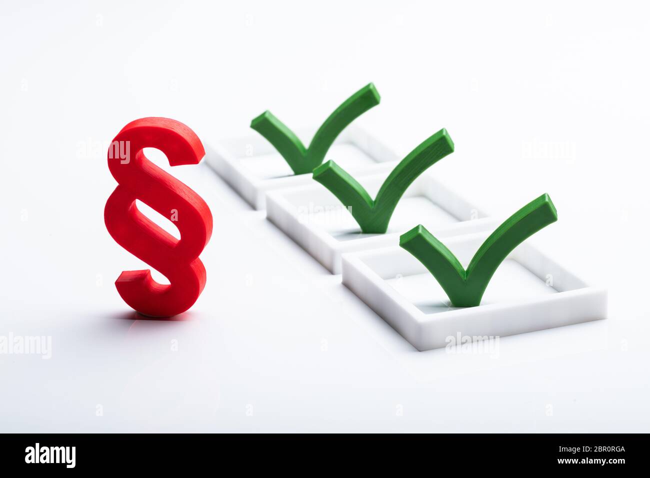 Close-up del punto rosso segno con la lista di controllo verde isolato su sfondo bianco Foto Stock