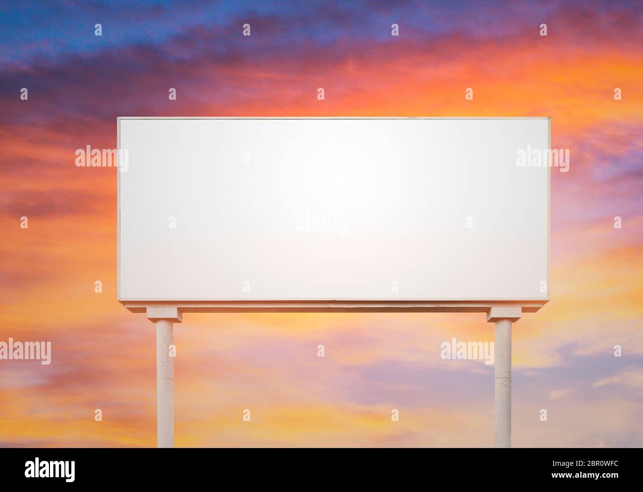 La schermata bianca vuota per affissioni pubblicità esterna al tramonto ,pronto per il display del prodotto montage,annuncio. Foto Stock