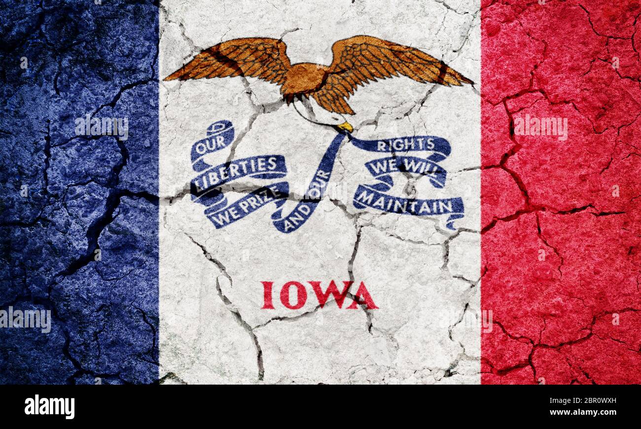 Stato di Iowa bandiera, membro nel midwestern Stati Uniti, sulla terra arida terra sfondo texture Foto Stock