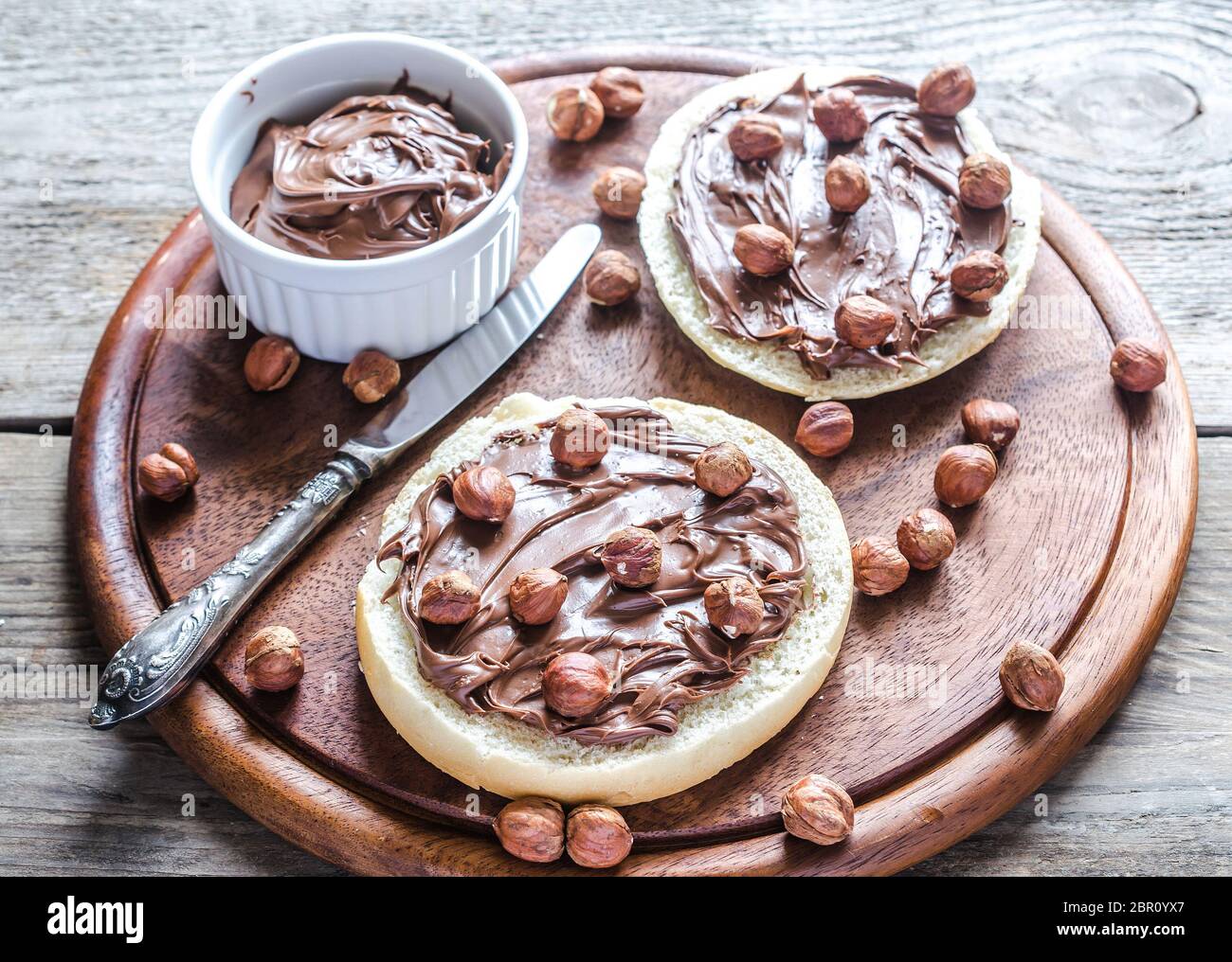 Bun fette con crema di cioccolato e noci Foto Stock