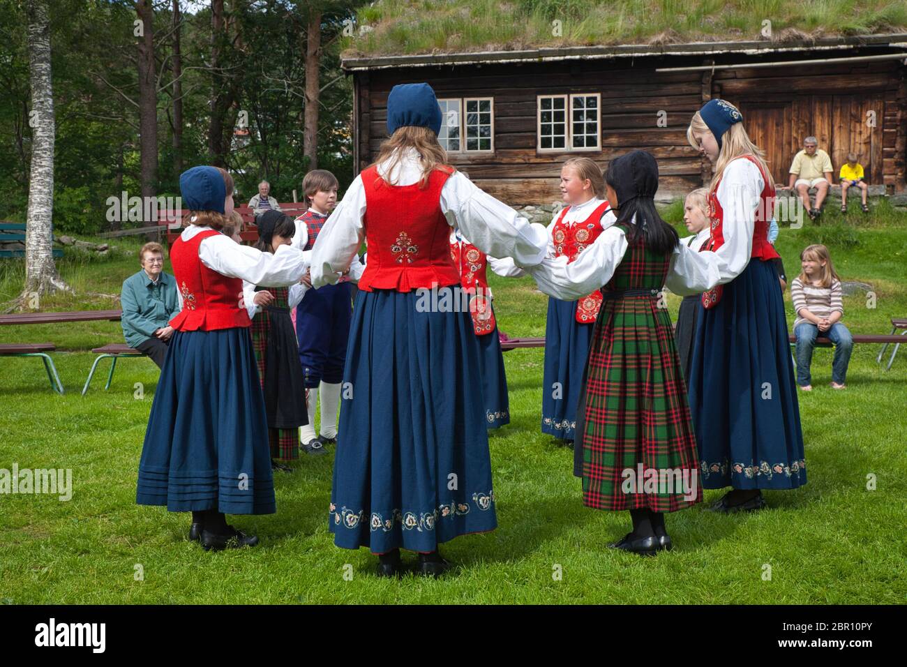 I ballerini tradizionali in costume si esibiscono in un giardino in Norvegia, Scandinavia Foto Stock