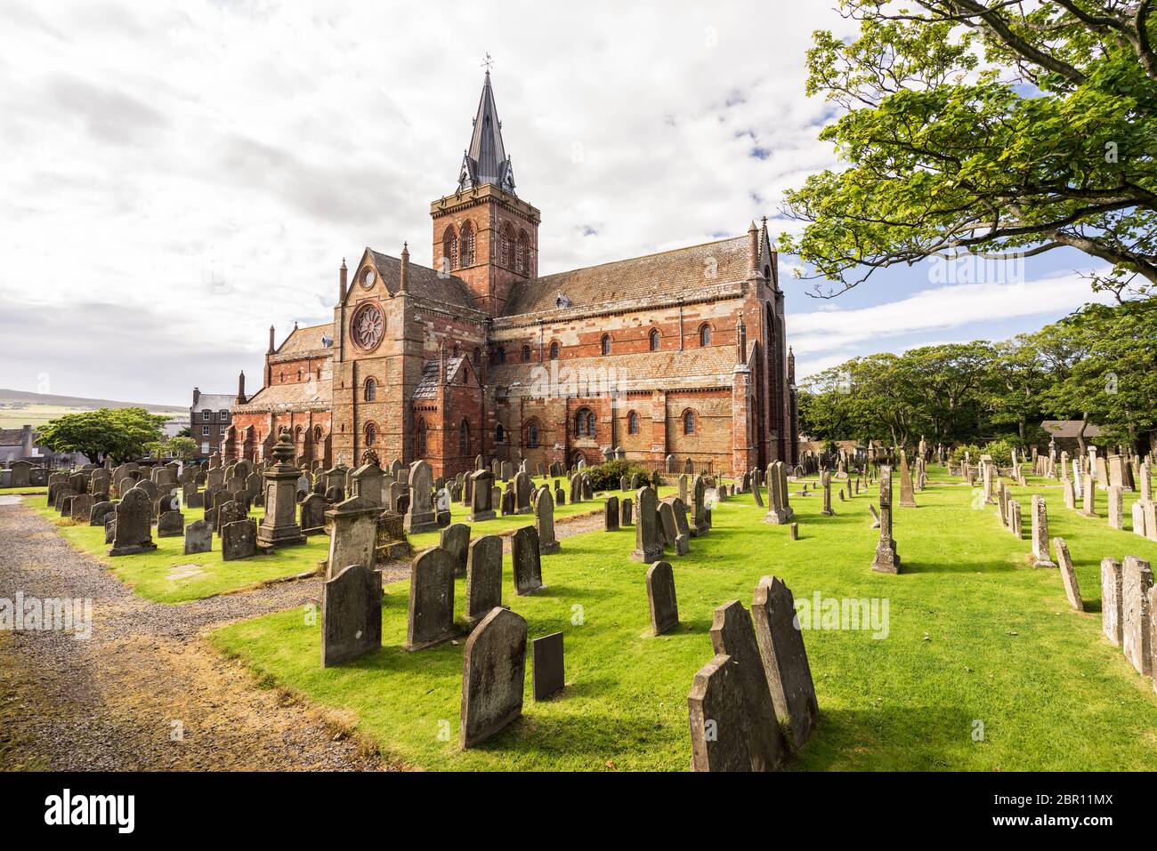 Cattedrale di St Magnus e il cimitero gotico circostante a Kirkwall, Isole Orkney, Scozia. La sacra architettura in arenaria rossa fa parte della chiesa Foto Stock