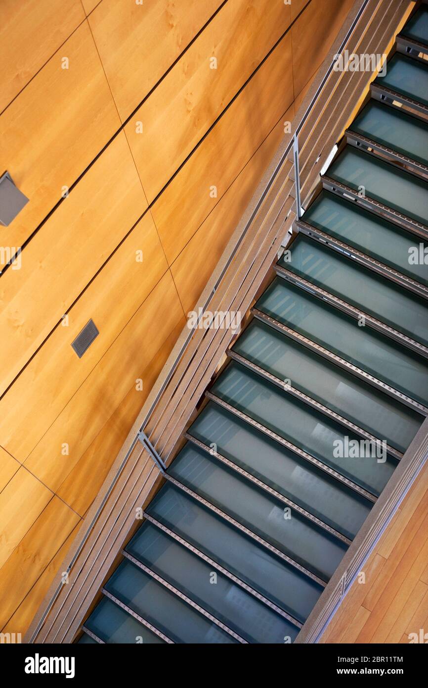 Interno di un edificio moderno e scale di metallo Foto Stock