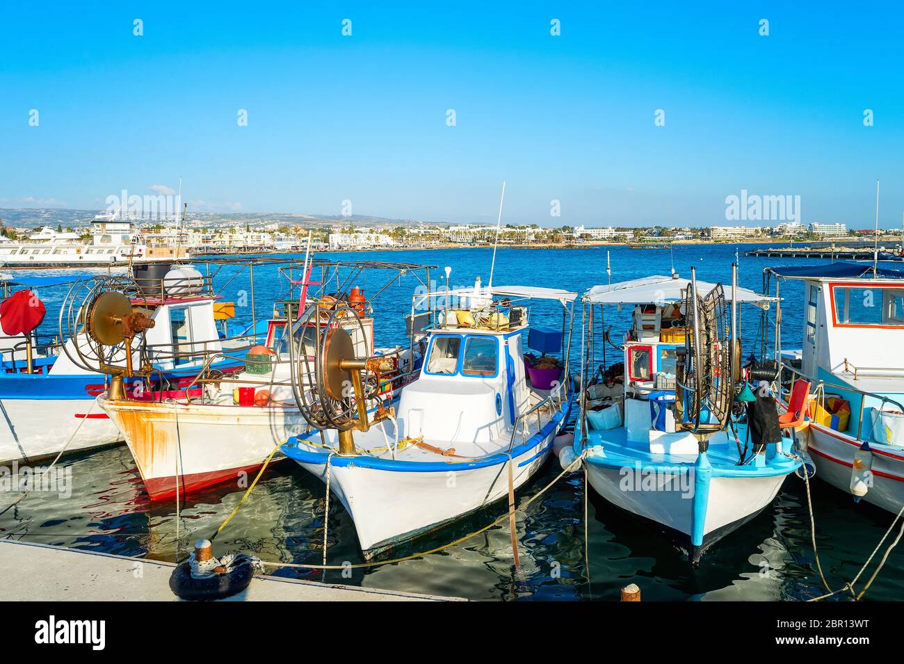 Tipico coloratissime barche di pescatori ormeggiate nella città di Paphos porto, luce solare, Cipro Foto Stock