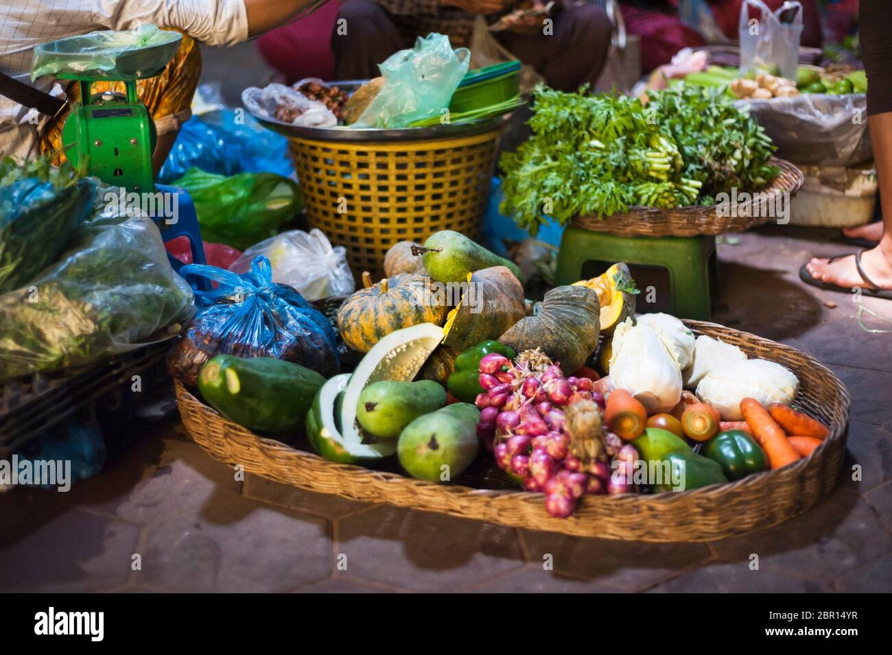 Un cestino di frutta e verdura in un mercato. Siem Reap, Cambogia, Sud-est asiatico Foto Stock