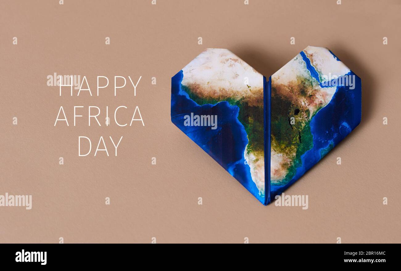 origami Heart, modellato con una mappa dell'Africa (fornita dalla NASA), e il testo Happy africa giorno su uno sfondo marrone Foto Stock