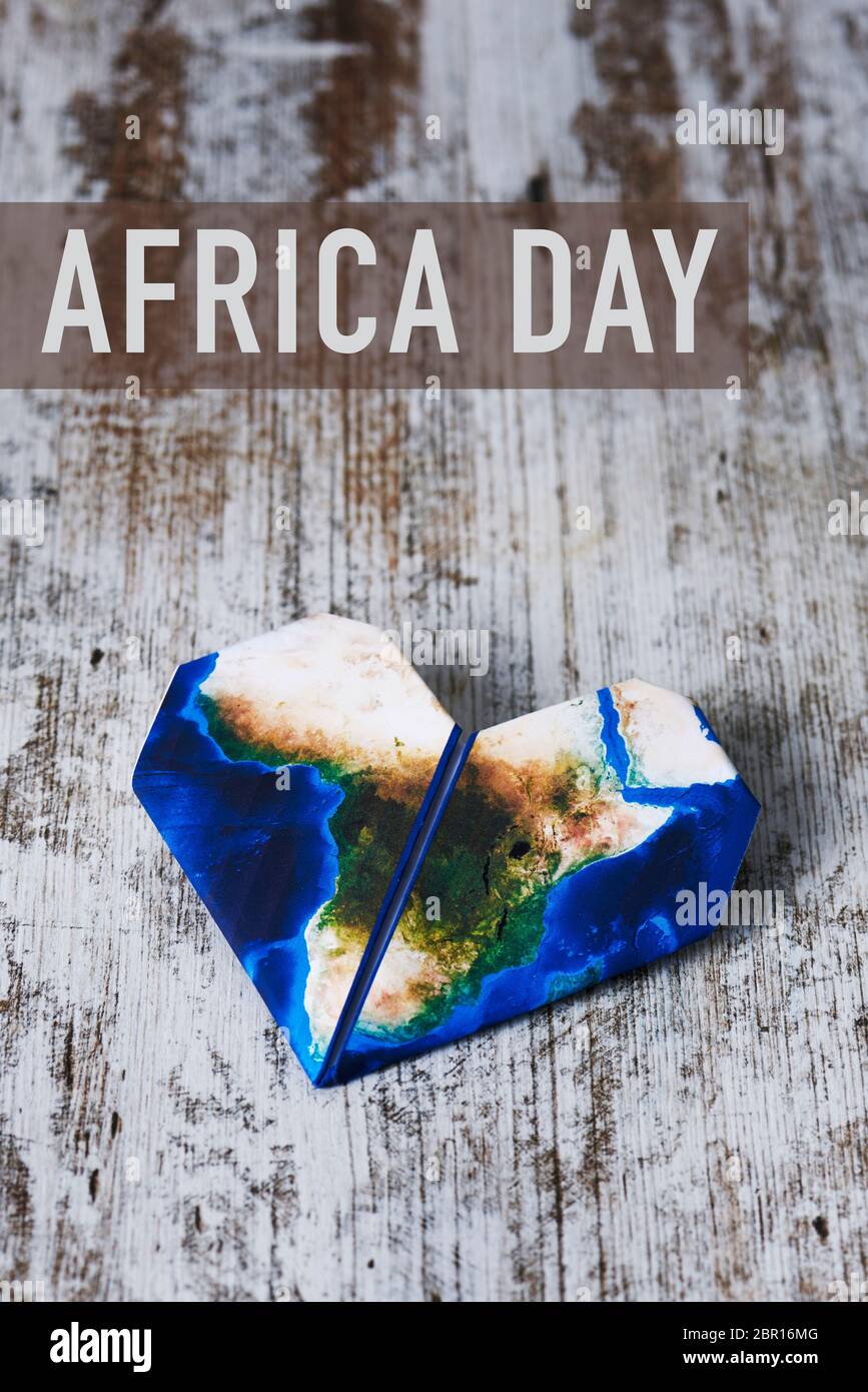Il testo africa day e un cuore origami, modellato con una mappa dell'Africa (fornita dalla NASA), su una superficie rustica in legno Foto Stock