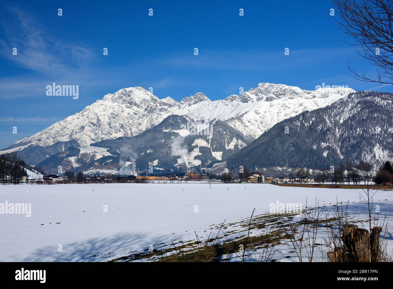 Austria, Leoganger Steinberge e mulino in legno nel paesaggio invernale della contea di Salisburgo Foto Stock
