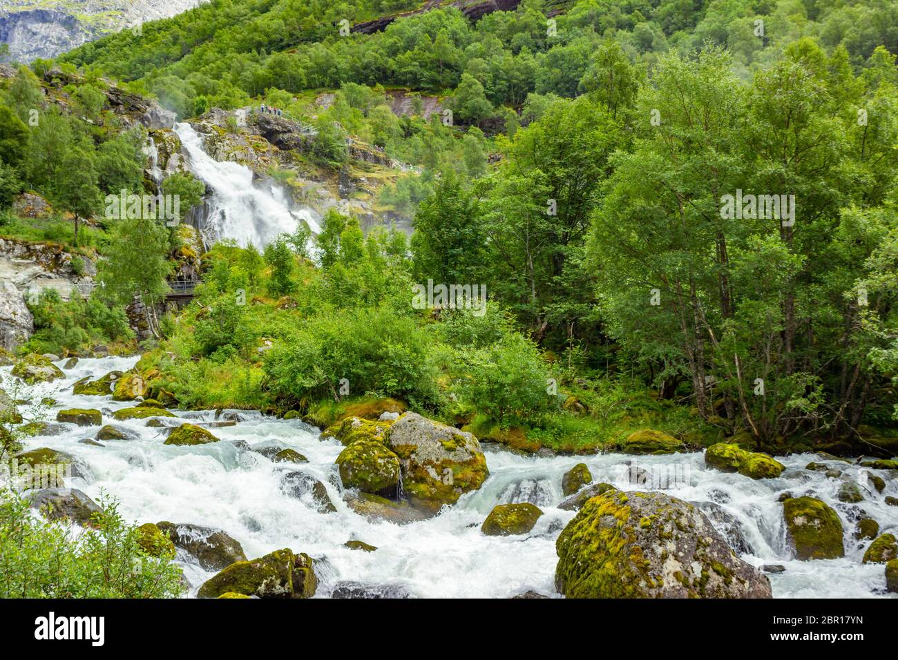 Scenario la cascata nel Ghiacciaio Briksdal in Norvegia. Bella cascata dall'acqua di disgelo del ghiacciaio Brixdal in Norvegia, vista dal basso. Vista panoramica Foto Stock