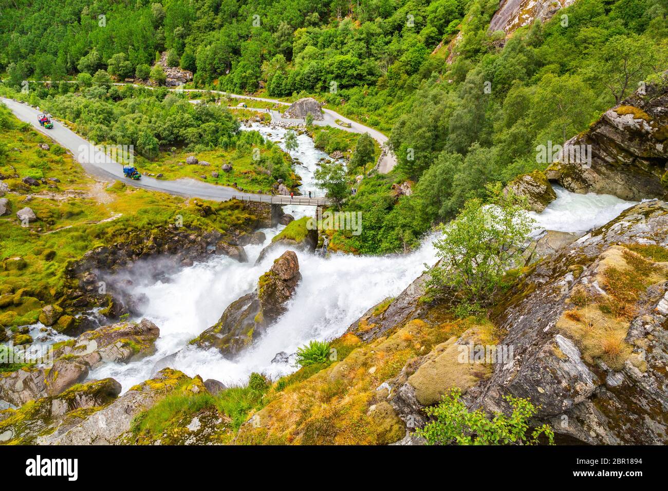 Scenario la cascata nel Ghiacciaio Briksdal in Norvegia. Bella cascata dall'acqua di disgelo del ghiacciaio Brixdal in Norvegia, vista dal basso. Vista panoramica Foto Stock
