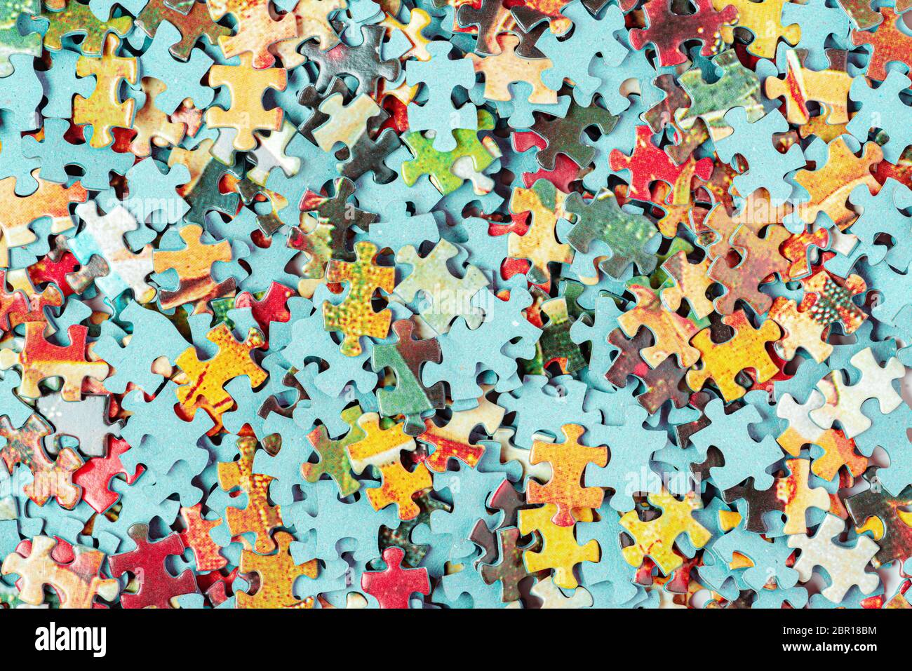 Puzzle luminoso pezzi separati carta textured primo piano sfondo Foto Stock