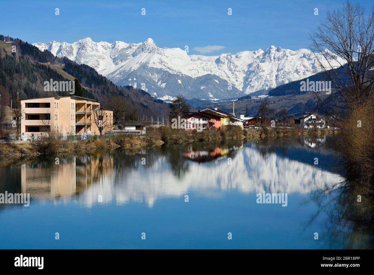 Austria, riflesso della montagna di Hochkoenig nel fiume Salzach Foto Stock