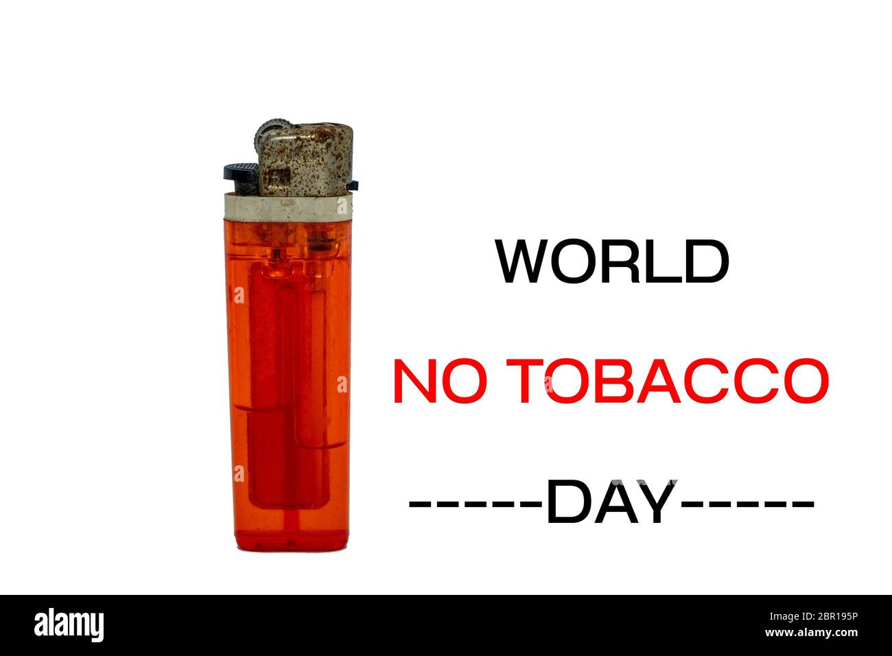 Il vecchio accendino rosso con il testo 'mondo no tabacco giorno' su sfondo bianco per la vita di salute concetto di progettazione. Foto Stock