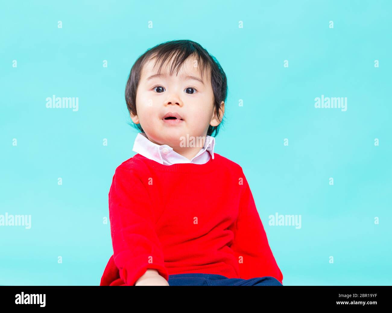 Bambino con camicia rossa Foto stock - Alamy