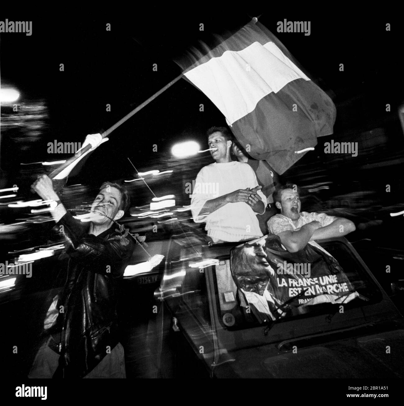 Elezioni francesi 1988. I sostenitori di Francois Mitterrand celebrano la vittoria delle elezioni presidenziali per il Partito Socialista a Place de la Republic a Parigi nel 1988 Foto Stock