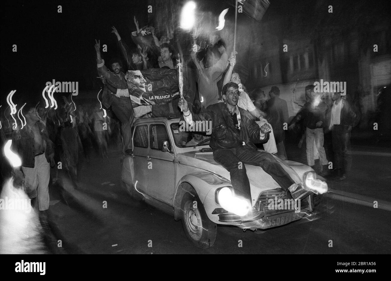 Elezioni francesi 1988. I sostenitori di Francois Mitterrand celebrano la vittoria delle elezioni presidenziali per il Partito Socialista a Place de la Republic a Parigi nel 1988 Foto Stock