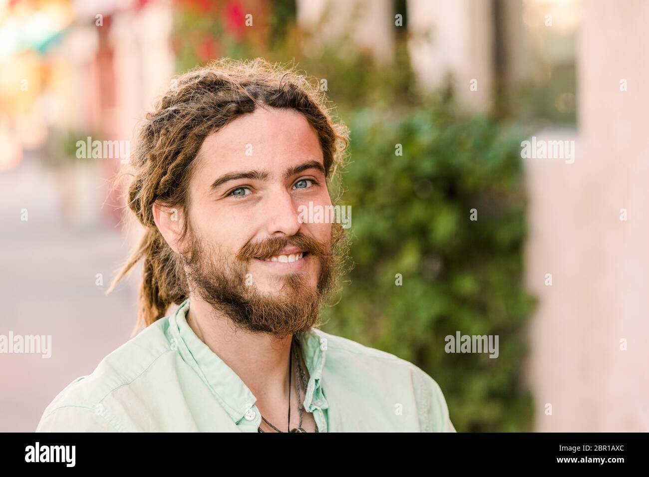 Bel giovane uomo sorridente all'aperto Foto Stock