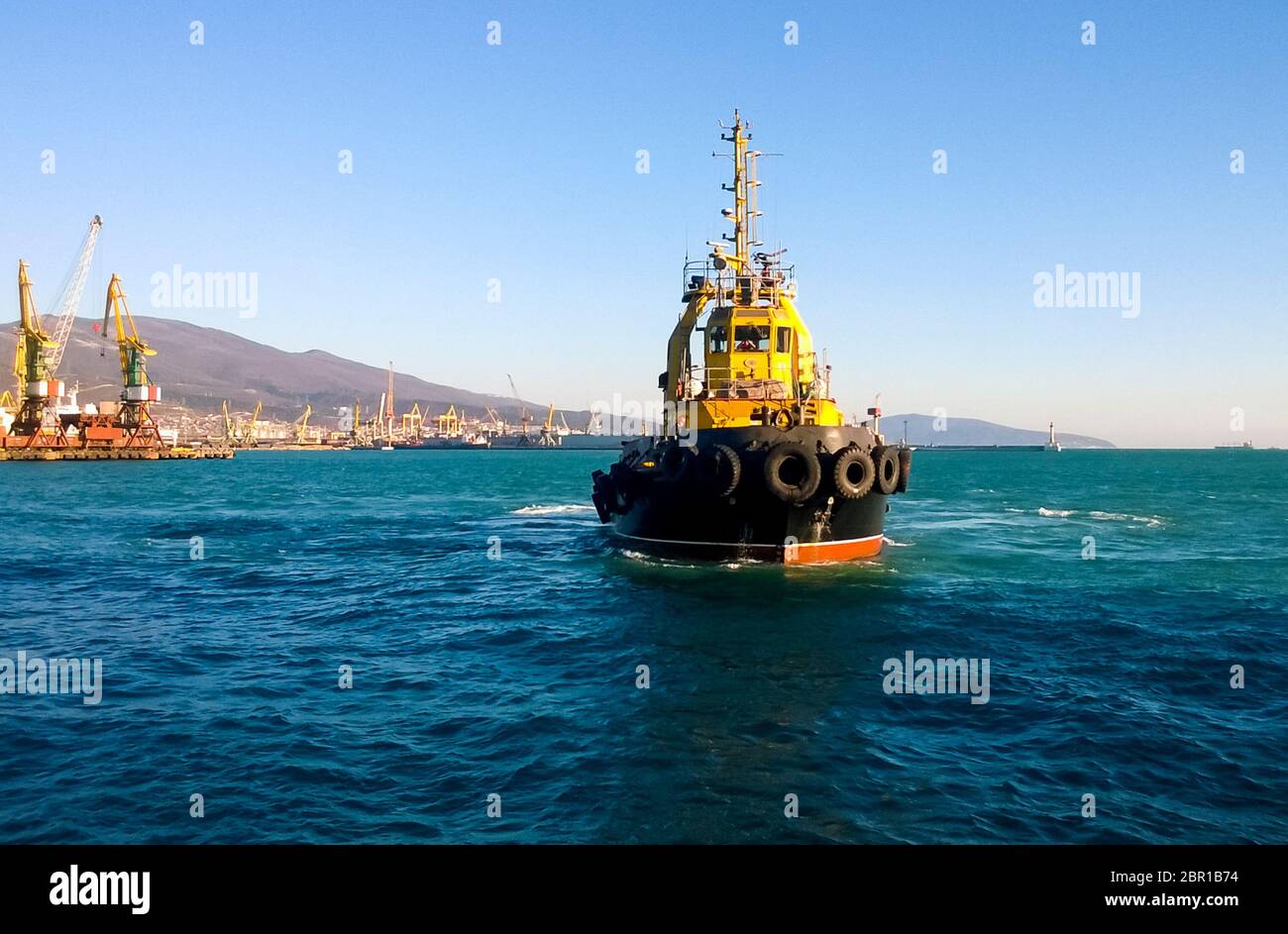 Un piccolo servizio nave in un carico porto industriale. Una nave in mare. Foto Stock