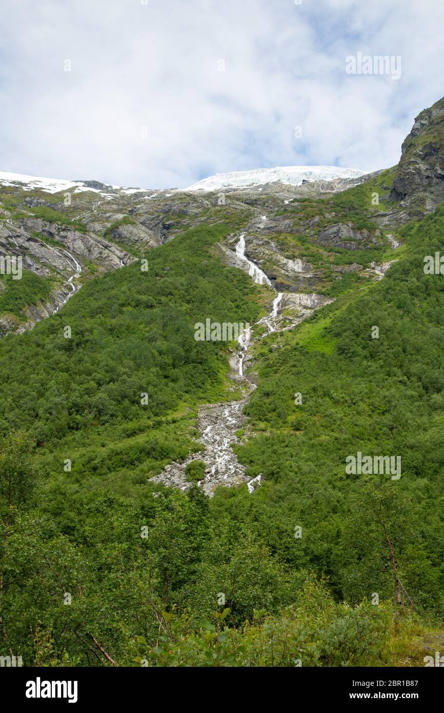 Fusione del Ghiacciaio Briksdal in Norvegia. Scenario la cascata nel Ghiacciaio Briksdal in Norvegia. Bella cascata dall'acqua di disgelo del ghiacciaio Brixdal in Foto Stock