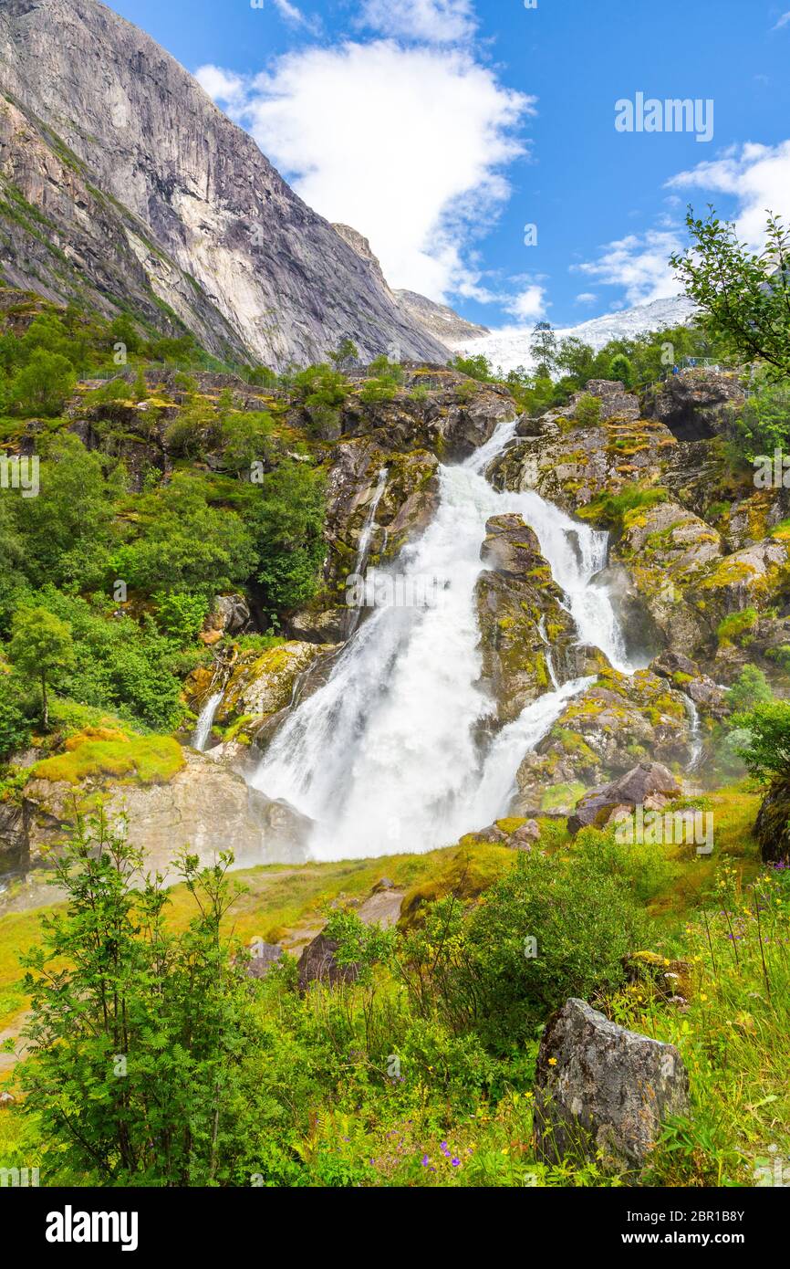 Fusione del Ghiacciaio Briksdal in Norvegia. Scenario la cascata nel Ghiacciaio Briksdal in Norvegia. Bella cascata dall'acqua di disgelo del ghiacciaio Brixdal in Foto Stock