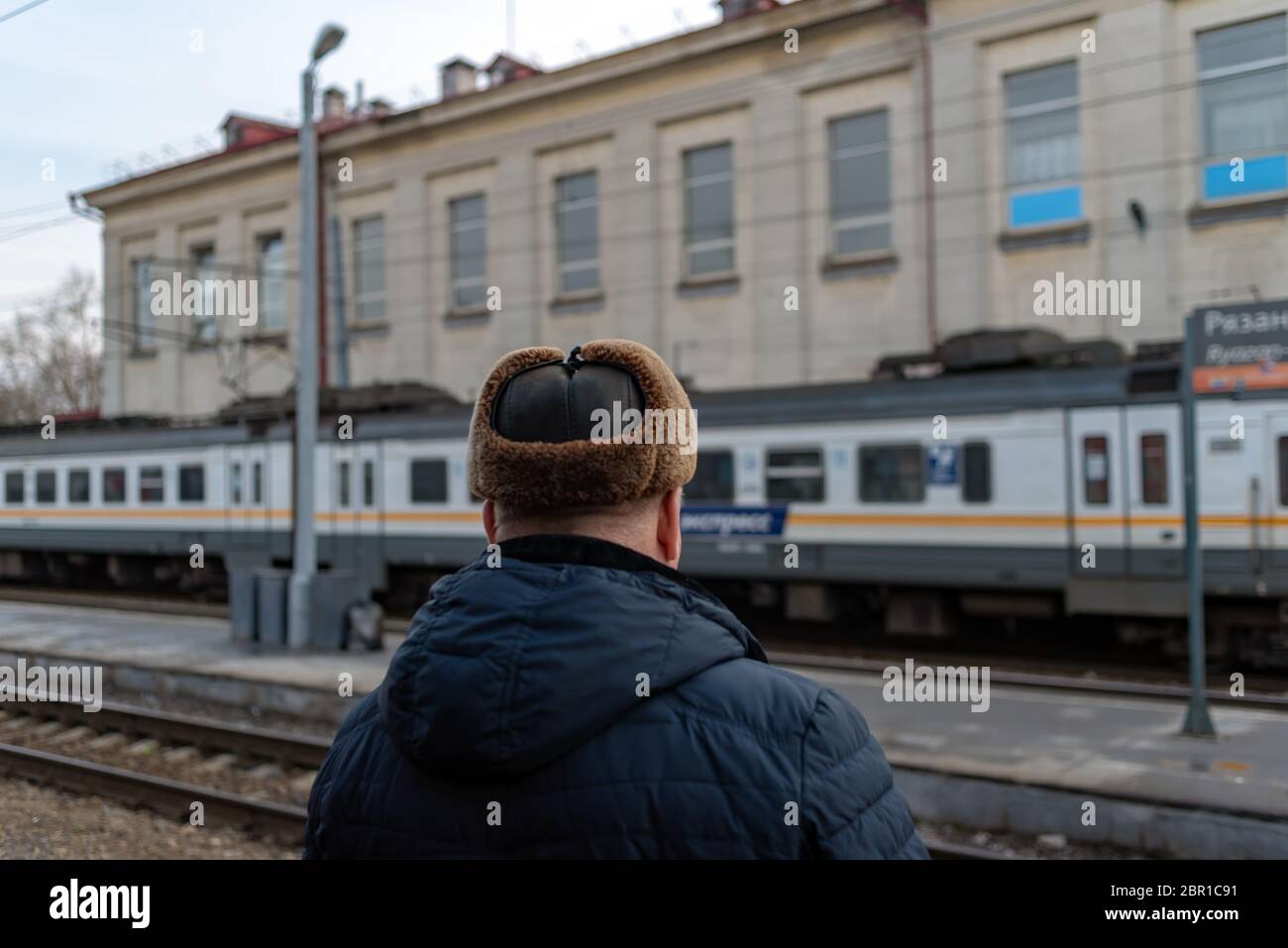 Ryazan, Russia: L'uomo aspetta il treno passeggeri sulla stazione ferroviaria di Ryazan, Russia. Ferrovie russe. Rzhd, rzd. Foto Stock