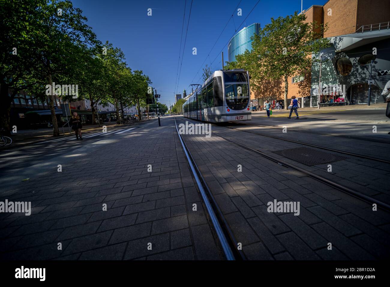 Il tram elettrico passa sul centro di coolsingel Rotterdam City. Rotterdam, Zuid-holland, Nederland augustus 2019 Foto Stock