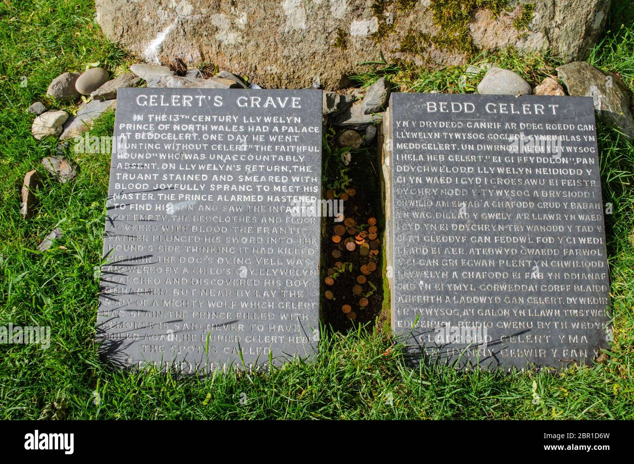 Beddgelert, Galles del Nord, Regno Unito: 3 giugno 2017: Un paio di ardesi inscritti segnano la supposta tomba di Gelert, che era un cane fedele e il personaggio principale di lo Foto Stock