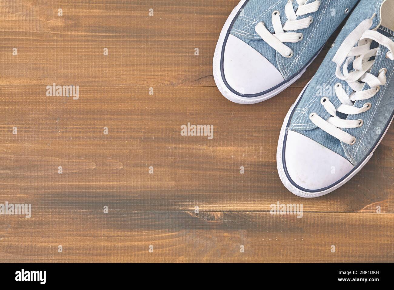 Sneakers blu su sfondo di legno con copia spazio. Vista dall'alto. Foto Stock