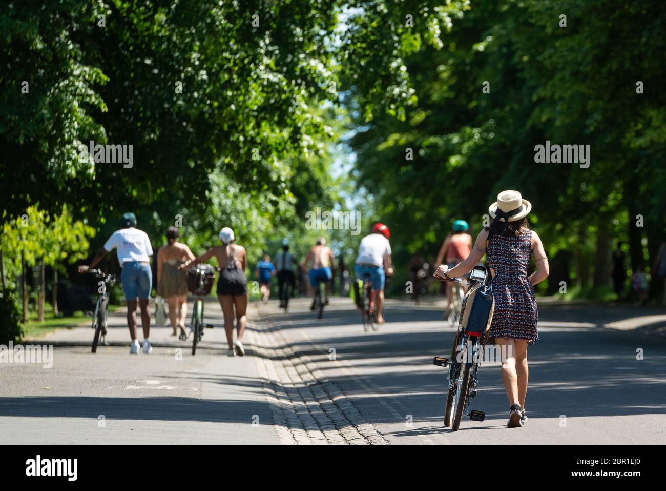 La gente gode il tempo caldo a Greenwich Park, Londra, floccando a parchi e spiagge con misure di blocco attenuato. Foto Stock